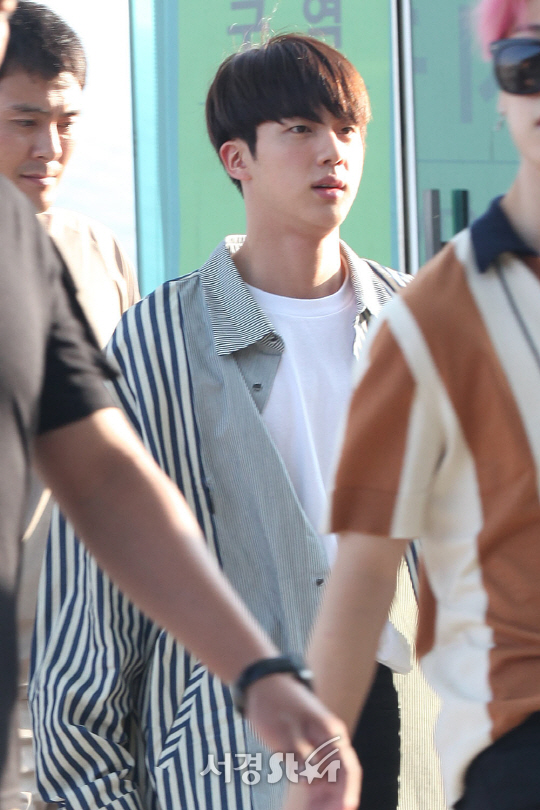 방탄소년단 멤버 진이 3일 오후 인천 중구 운서동 인천국제공항을 통해 공연 참석 차 싱가포르로 출국하고 있다.