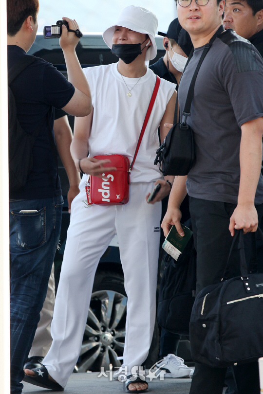 방탄소년단 멤버 제이홉이 3일 오후 인천 중구 운서동 인천국제공항을 통해 공연 참석 차 싱가포르로 출국하고 있다.