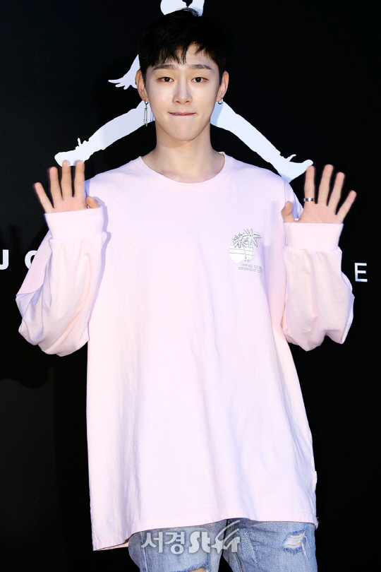 가수 권현빈이 3일 오후 서울 마포구에서 열린 한 스포츠 브랜드 콘셉트 매장 런칭 기념 행사에 참석해 포즈를 취하고 있다.