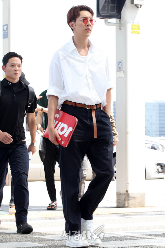 씨엔블루 멤버 이정신이 3일 오후 인천 중구 운서동 인천국제공항을 통해 공연 참석 차 싱가포르로 출국하고 있다.