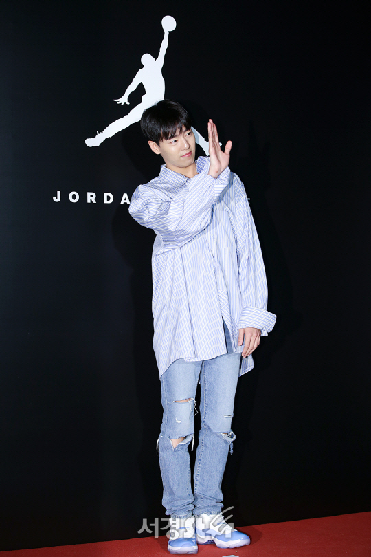 배우 이현우가 3일 오후 서울 마포구에서 열린 한 스포츠 브랜드 콘셉트 매장 런칭 기념 행사에 참석해 포즈를 취하고 있다.