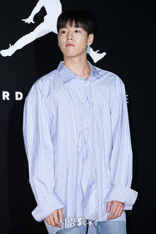 배우 이현우가 3일 오후 서울 마포구에서 열린 한 스포츠 브랜드 콘셉트 매장 런칭 기념 행사에 참석해 포즈를 취하고 있다.