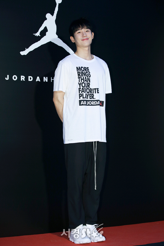 배우 정해인이 3일 오후 서울 마포구에서 열린 한 스포츠 브랜드 콘셉트 매장 런칭 기념 행사에 참석해 포즈를 취하고 있다.