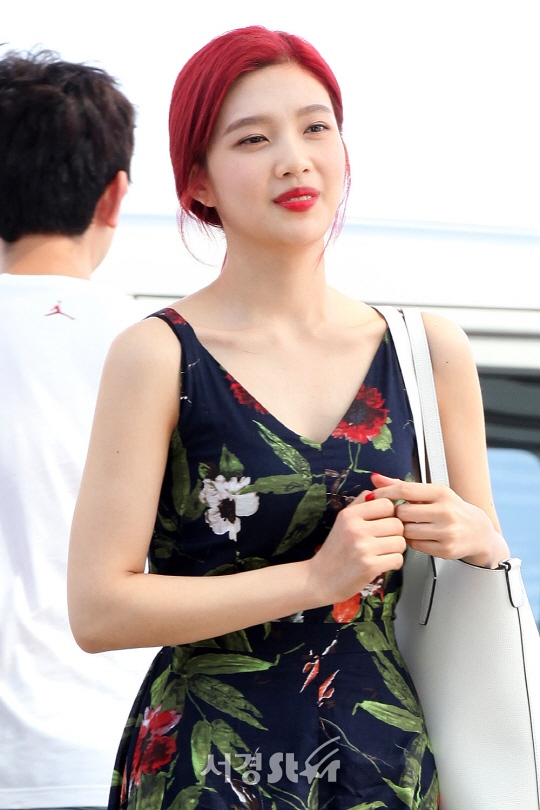 레드벨벳 멤버 조이가 3일 오후 인천 중구 운서동 인천국제공항을 통해 공연 참석 차 싱가포르로 출국하고 있다.