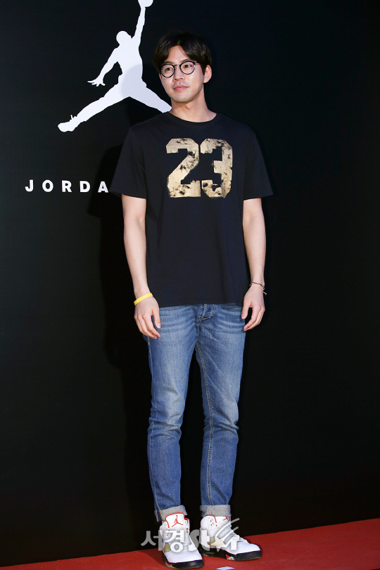 배우 이상윤이 3일 오후 서울 마포구에서 열린 한 스포츠 브랜드 콘셉트 매장 런칭 기념 행사에 참석해 포즈를 취하고 있다.
