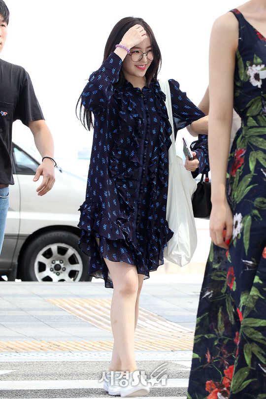레드벨벳 멤버 아이린이 3일 오후 인천 중구 운서동 인천국제공항을 통해 공연 참석 차 싱가포르로 출국하고 있다.