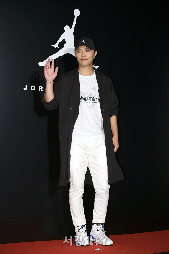 배우 진구가 3일 오후 서울 마포구에서 열린 한 스포츠 브랜드 콘셉트 매장 런칭 기념 행사에 참석해 포즈를 취하고 있다.