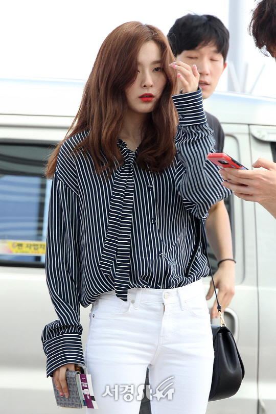 레드벨벳 멤버 슬기가 3일 오후 인천 중구 운서동 인천국제공항을 통해 공연 참석 차 싱가포르로 출국하고 있다.