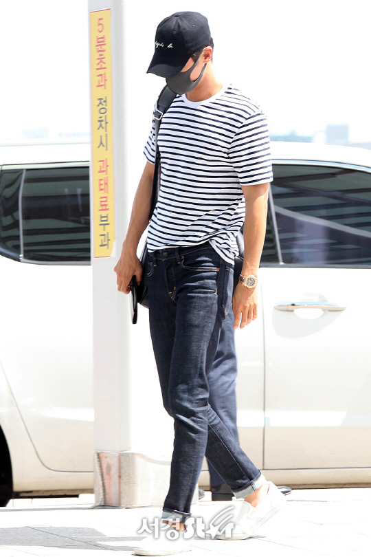 씨엔블루 멤버 이종현이 3일 오후 인천 중구 운서동 인천국제공항을 통해 공연 참석 차 싱가포르로 출국하고 있다.