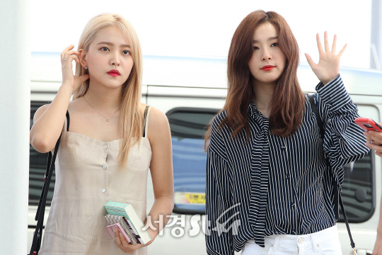 레드벨벳 멤버 예리와 슬기가 3일 오후 인천 중구 운서동 인천국제공항을 통해 공연 참석 차 싱가포르로 출국하고 있다.