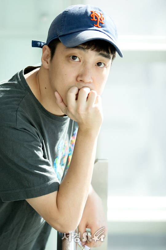 이상덕 감독이 3일 오후 서울 영등포구 당산동에서 서경스타와의 인터뷰에 앞서 포즈를 취하고 있다.