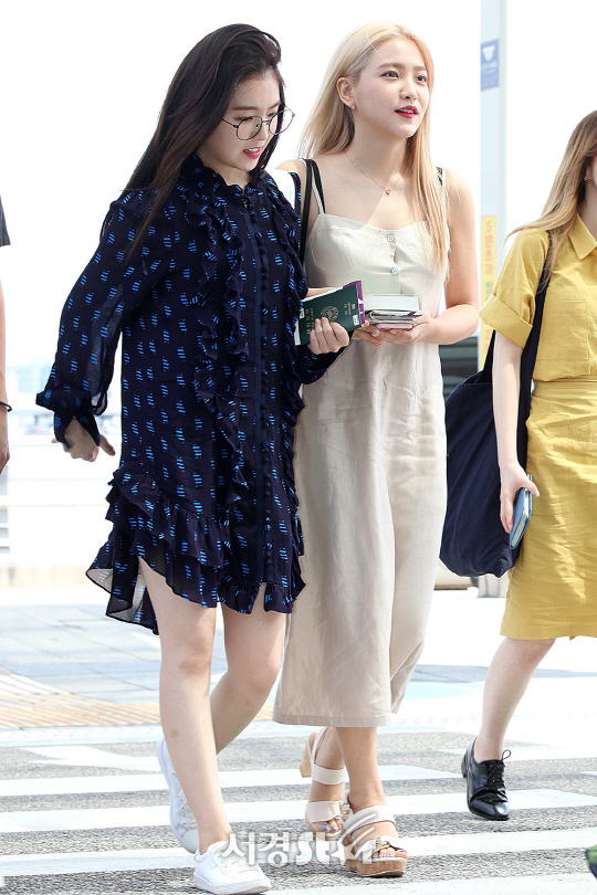 레드벨벳 멤버 아이린과 예리가 3일 오후 인천 중구 운서동 인천국제공항을 통해 공연 참석 차 싱가포르로 출국하고 있다.