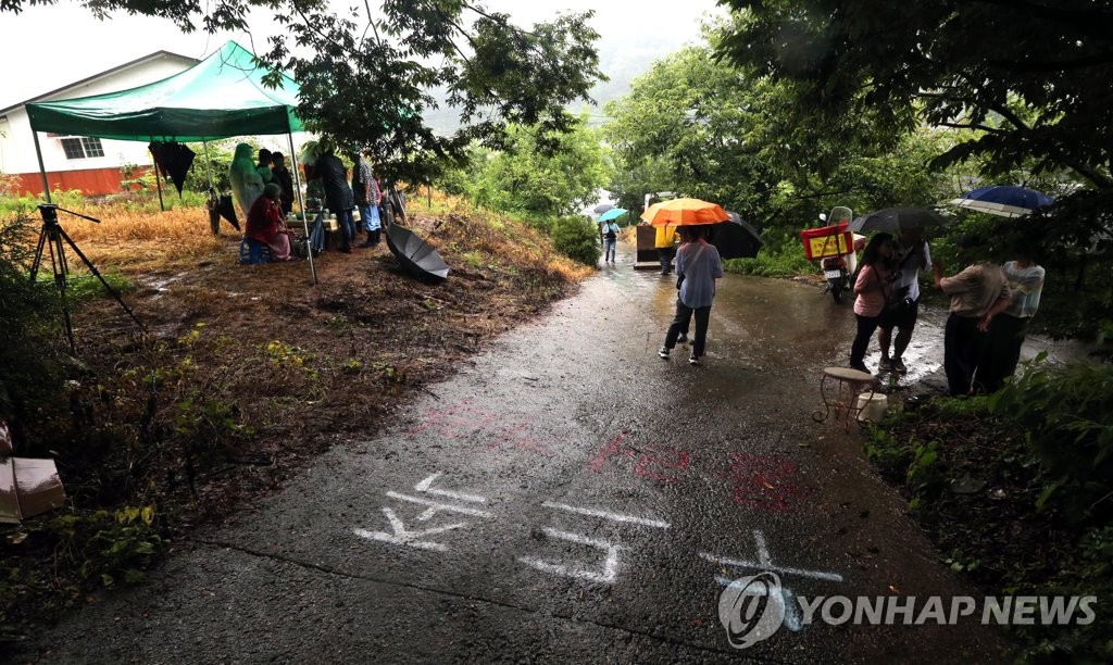 제천 '누드 펜션' 경찰 수사 대상 됐다...공연음란죄 적용할까