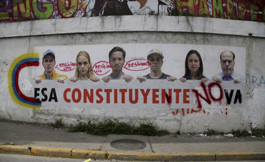 3일(현지시간) 베네수엘라 수도 카라카스의 벽에  제헌의회를 반대하는 야권의 포스터가 붙어있다. /카라카스=AP연합뉴스