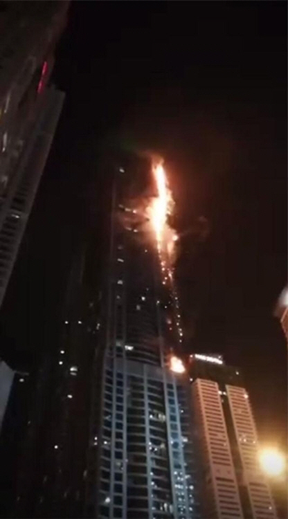 두바이 86층 고층빌딩서 대형화재…'인명피해 현재까지 보고 안돼'
