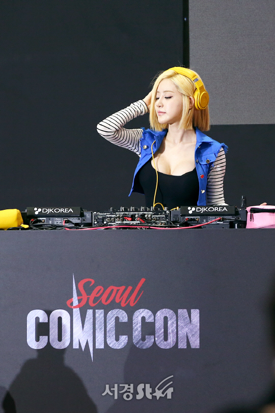 DJ 소다가 4일 오후 서울 강남구 코엑스 Hall C에서 진행된 ‘코믹콘 서울 2017’ 개막 프레스 콜에 참석해 디제잉을 선보이고 있다.