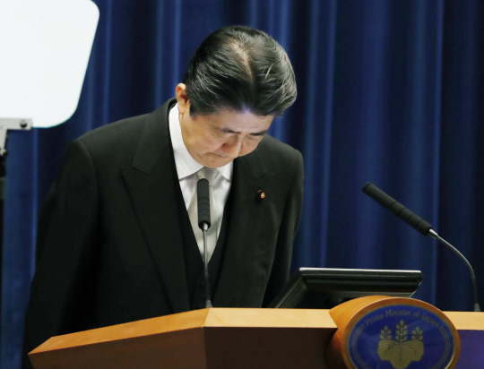 아베 신조 일본 총리가 3일 총리관저에서 열린 개각 기자회견에서 사학스캔들을 사과하며 고개를 숙이고 있다. /도쿄=교도연합뉴스