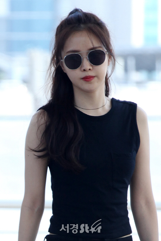 에이핑크 멤버 손나은이 4일 오후 인천 중구 운서동 인천국제공항을 통해 공연 참석 차 말레이시아로 출국하고 있다.