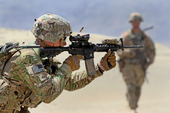 아프가니스탄에서 사격 연습 중인 미 육군 101 공정사단 소속의 병사. 전방 수직 손잡이와 3배율 조준경, 레이저 조준기가 부착된 M4 소총(M16소총의 단축 모델)으로 사격하고 있다. 이들 장비를 활용하면 사격에 능숙하지 않은 병사의 경우 사격 정확도가 최고 2~3배 상승하는 효과가 있다.