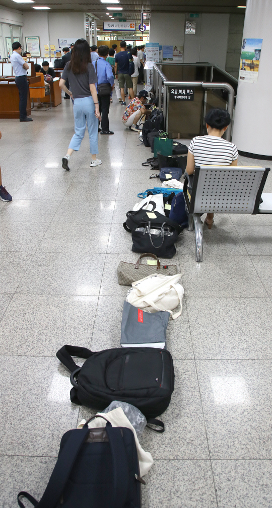 4일 이재용 삼성전자 부회장 재판정 앞에 재판을 참관하러 온 시민들의 가방이 일렬로 놓여 있다.  /연합뉴스