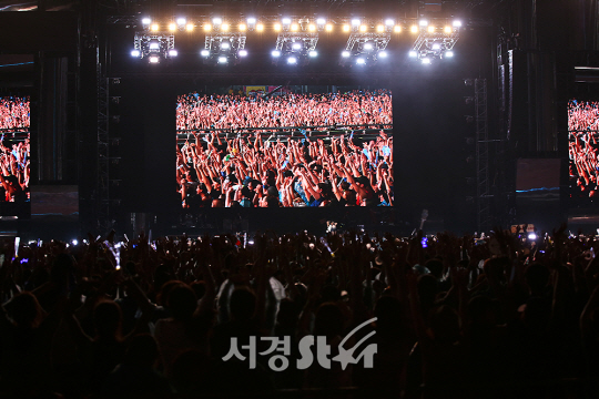 가수 싸이가 4일 오후 서울 송파구 잠실종합운동장 내 보조경기장에서 열린 여름 콘서트 ‘2017 싸이 흠뻑쇼-SUMMER SWAG’에 참석하고 있다.