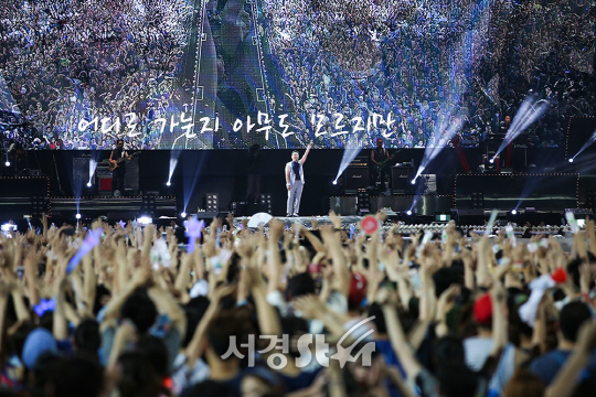 가수 싸이가 4일 오후 서울 송파구 잠실종합운동장 내 보조경기장에서 열린 여름 콘서트 ‘2017 싸이 흠뻑쇼-SUMMER SWAG’에 참석하고 있다.