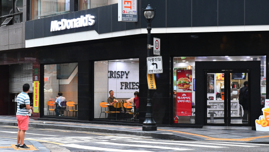 햄버거병 논란이 일고 있는 가운데 서울의 한 맥도날드 매장이 한산한 모습을 보이고 있다./송은석기자