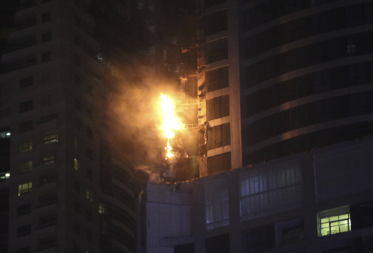 아랍에미리트(UAE) 두바이의 84층짜리 초고층 아파트 ‘토치 타워’에서 지난 4일(현지시간) 화재가 발생, 연기와 불길이 번지는 모습. /AP연합뉴스