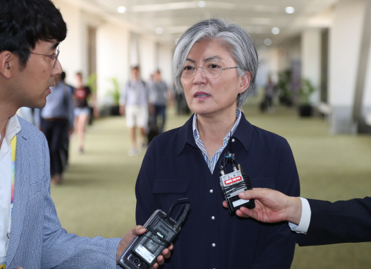 강경화 외교부 장관이 5일 오후(현지시간) 필리핀 마닐라의 니노이 아키노 국제공항에 도착해 취재진 질문에 답하고 있다.  /연합뉴스