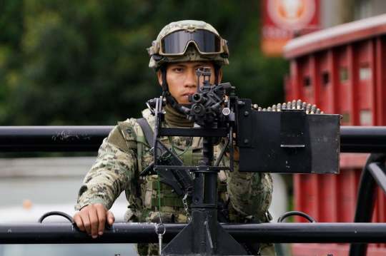 지난달 21일(현지시간)한 군인이 멕시코의 수도인 멕시코시티에서 경계근무를 서고 있다. /멕시코시티=신화연합뉴스