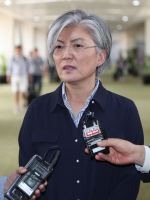 강경화 외교부 장관이 5일 오후(현지시간) 필리핀 마닐라의 니노이 아키노 국제공항에 도착하며 취재진 질문에 답하고 있다./연합뉴스