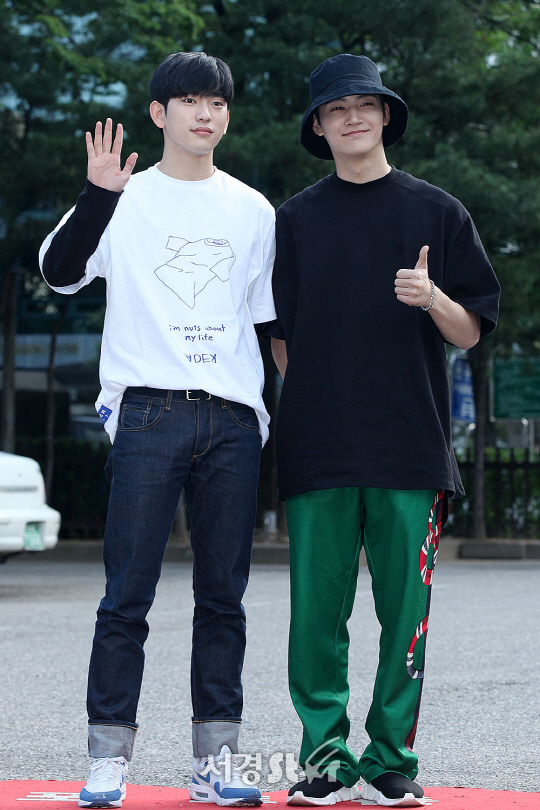갓세븐 진영과 재범(JB)이4일 오전 서울 영등포구 여의도동 KBS신관 공개홀에서 진행된 KBS 뮤직뱅크 리허설에서 참석하기 위해 출근하고 있다.