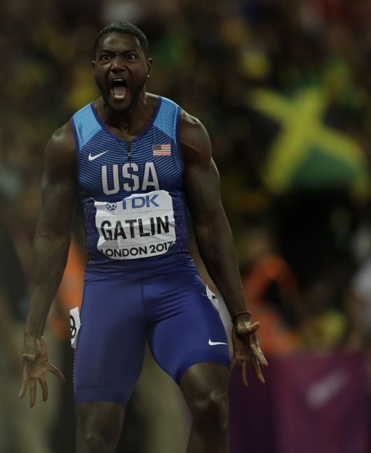 12년 만에 세계선수권 100m 우승을 차지한 저스틴 캐틀린이 포효하고 있다. /런던=AP연합뉴스