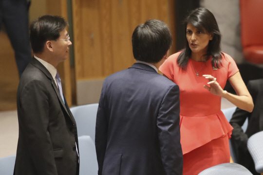 5일(현지시간) 유엔 본회장에서 안전보장이사회가 대북 제재 결의안을 투표하기에 앞서 니키 헤일리(오른쪽) 유엔주재 미국 대사와 조태열(가운데) 유엔주재 한국 대사와 이야기를 나누고 있다./AP연합뉴스