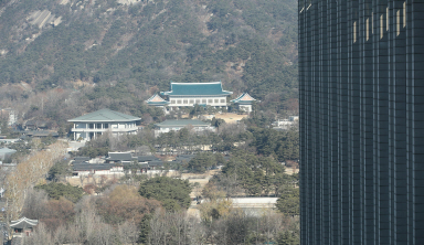 문재인 대통령, 집무실 광화문 정부청사 본관으로...내년 공사