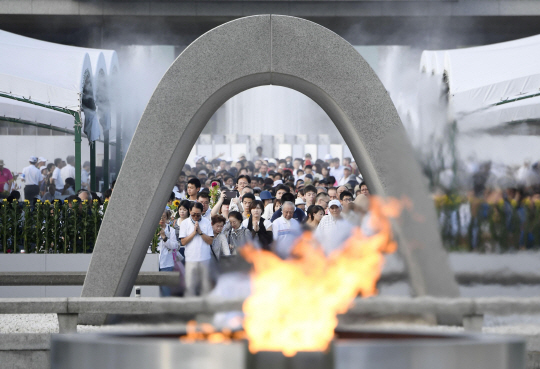 6일 히로시마현 히로시마 평화기념공원에서 열린 제72회 위령식 및 평화기원식에 참가한 사람들이 원폭 투하로 사망한 이들의 영혼을 위로하며 기도하고 있다./히로시마=AP연합뉴스
