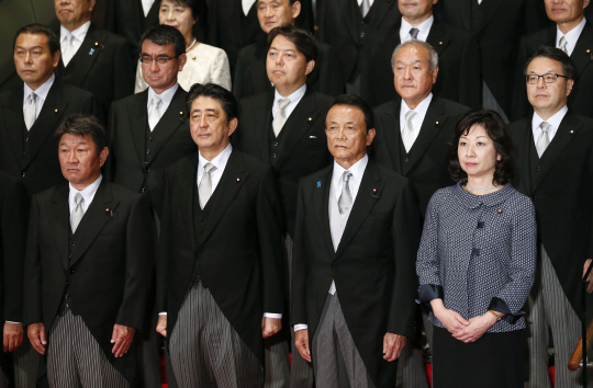 지난 3일 도쿄 총리관저에서 아베 신조(앞줄 왼쪽 두번째) 일본 총리가 신임 내각 구성원들과 함께 기념 촬영을 하고 있다. 오른쪽에는 아소 다로 재무상 겸 부총리, 노다 세이코 총무상이 자리했다. 왼쪽은 모테기 도시미쓰 경제재생상. /도쿄=EPA연합뉴스