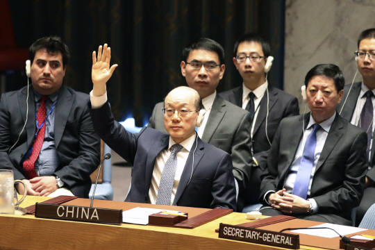 류제이(왼쪽 두번째) 유엔 주재 중국 대사가 5일(현지시간) 뉴욕 유엔본부 안전보장이사회 회의에서 새로운 대북제재 결의안에 손을 들어 찬성하고 있다.  /뉴욕=AP연합뉴스