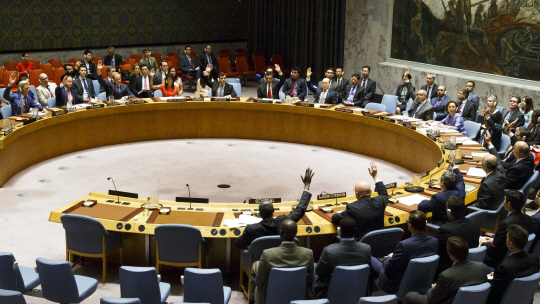 epa06127008 Members of the United Nations Security Council vote on a resolution to implement new sanctions against North Korea as way to pressure Kim Jong Un‘s regime to return to international nuclear and missile negotiations at United Nations headquarters in New York, New York, USA, 05 August 2017.  EPA/JUSTIN LANE      <저작권자(c) 연합뉴스, 무단 전재-재배포 금지>