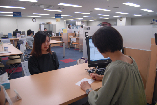 최근 출판사에 합격한 일본 메이지대학교의 한 여학생이 지난달 26일 학교 취업지원센터에서 회사에 다닐 것인지, 취업 활동을 계속할 것인지에 대해 상담하고 있다. /변재현기자