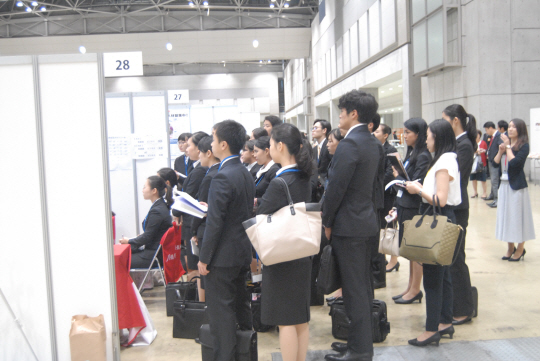일본 취업준비생들이 지난달 27일 도쿄 오다이바에서 열린 취업박람회에서 기업의 입사 안내를 듣고 있다. /변재현기자