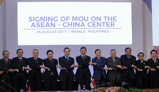 아세안(ASEAN·동남아국가연합) 10개 회원국 외교장관들이 6일(현지시간) 필리핀 마닐라에서 왕이 중국 외교부장(왼쪽 다섯번째)과 함께 사진 포즈를 취하고 있다.  /마닐라=AP연합뉴스