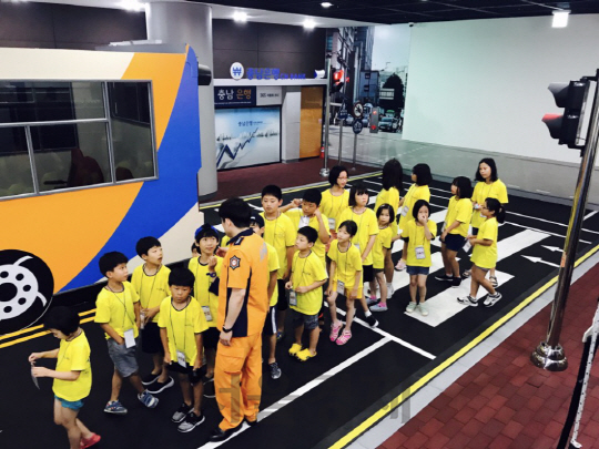 지난 5일 에스원 주최로 충남 천안시 안전체험관에서 열린 여름안전캠프에서 어린이들이 화재대피훈련을 받고 있다. /사진제공=에스원