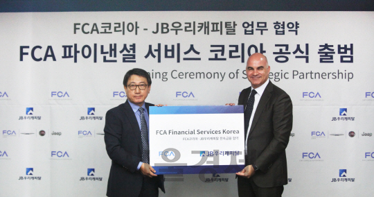 파블로 로쏘(오른쪽) FCA 코리아 대표와 임정태 JB우리캐피탈 대표가 FCA 파이낸셜 서비스 업무 제휴 협약 약정서 체결 이후 활짝 웃고 있다./사진제공=FCA코리아