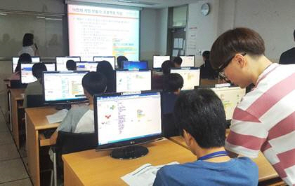지난해 신세계아이앤씨에서 진행한 IT챌린지에 참여한 학생들이 동국대학교 컴퓨터 교육장에서 스크래치를 활용한 기초 코딩교육을 듣고 있다./사진제공=신세계아이앤씨