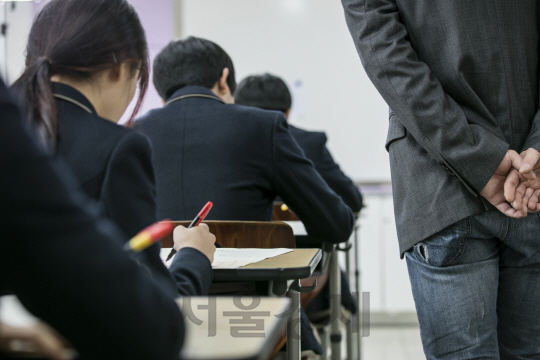 대학수학능력시험 절대평가가 도입될 경우 고3 수험생들은 상위권 학생이 가장 불리하고 중위권 학생이 가장 유리하다고 생각하는 것으로 조사됐다./이미지투데이