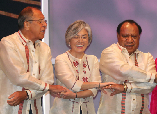 강경화(가운데) 외교부 장관이 6일 저녁(현지시간) 필리핀 마닐라의 ‘몰 오브 아시아’에서 열린 아세안지역안보포럼(ARF) 환영만찬에 참석하고 있다./연합뉴스