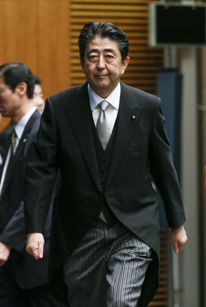 아베 신조 일본 총리가 지난 3일 개각 내용을 공개한 이후 총리관저에서 열리는 기념식 참석을 위해 걸어가고 있다./도쿄=EPA연합뉴스