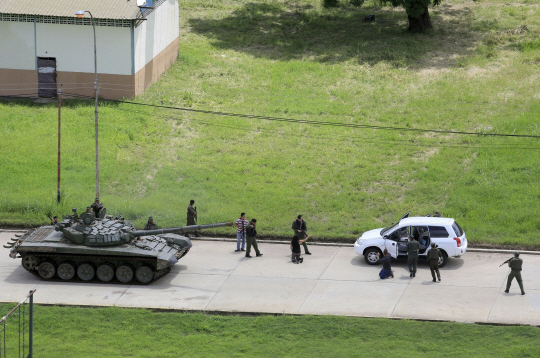 반정부 무장세력, 軍기지 습격…내전 치닫는 베네수엘라