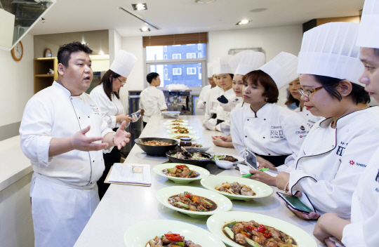 지난 5일 서울 성수동에 위치한 신세계푸드 올반 랩(LAB)에서 중국, 필리핀, 키르키스스탄 등 3개국 40여 명의 다문화가족이 참석한 가운데 한방찜닭, 반계탕 등 한국 여름 보양식 요리를 배우는 강좌를 진행하고 있다. 신세계푸드는 “앞으로도 식품회사의 특성을 살린 다양한 사회공헌 활동을 통해 기업의 사회적 책임을 다하겠다”고 밝혔다. /사진제공=신세계푸드